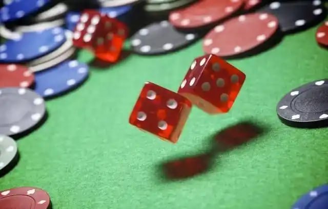 Berbagai permainan meja casino seperti blackjack dan roulette yang dikenal luas di kalangan pengguna.